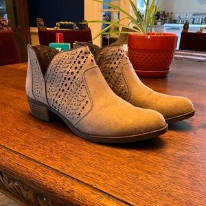 Carlos Santana women’s ankle boots size 7